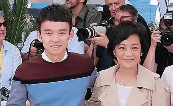 董子健:90后影帝,身家上亿,24岁结婚25岁生子_电影_家庭_背景