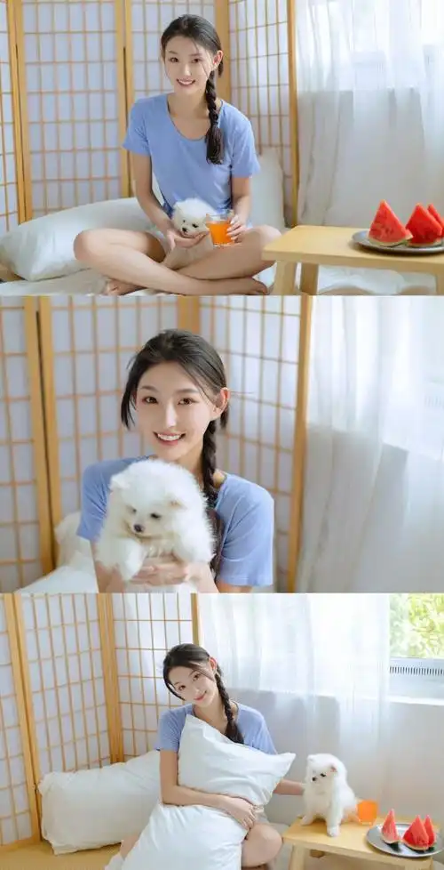 麻花辫美少女露齿甜笑撸狗美女图片