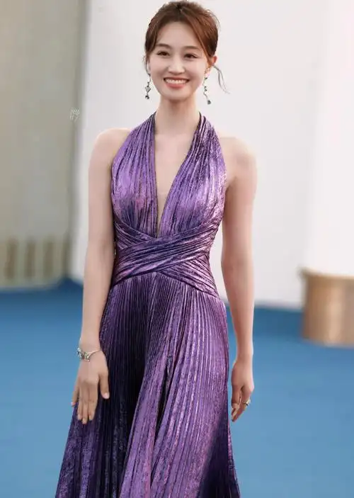 金鸡红毯:吴京刘德华有排面,金晨美翻了,57岁刘嘉玲像35岁 _刘嘉玲|吴