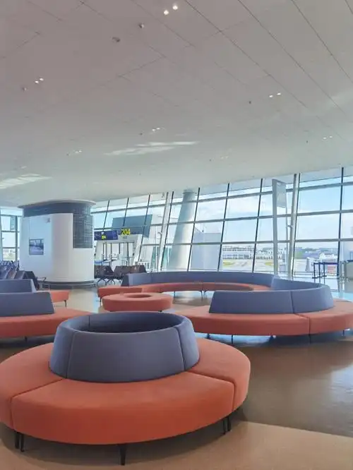 成都天府国际机场候机区和全景落地窗