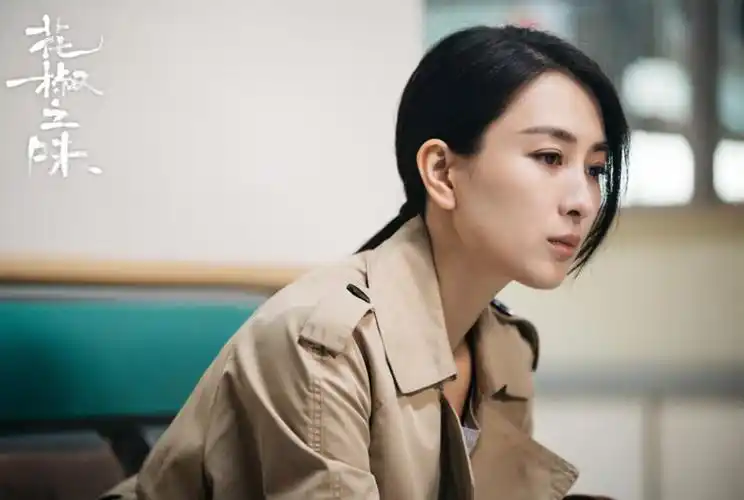 马苏炽红幻影封面大片上线明艳优雅演绎多面风情