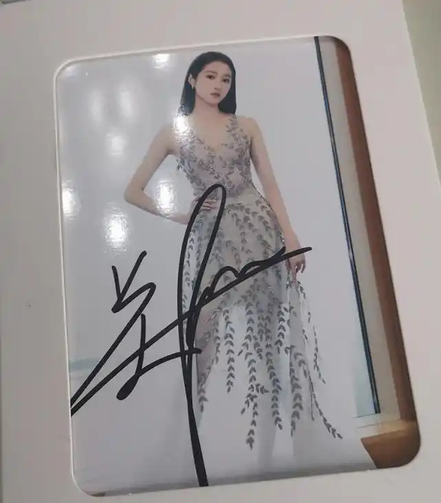 传鹿晗关晓彤疑去年已分手,偶遇者晒两人亲笔签名辟谣,两人一起吃饭很