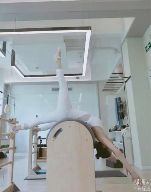 张韶涵晒健身照秀空中一字马动作矫健