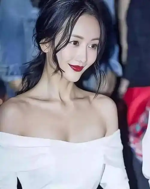 40岁王鸥青春感满分,身穿白色吊带背心搭配,有着惊人的身材_表演_女性