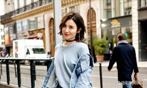 提及宋佳,你会想到她那双明亮的眼眸,如同晶莹的朝露,又或是她那傲然