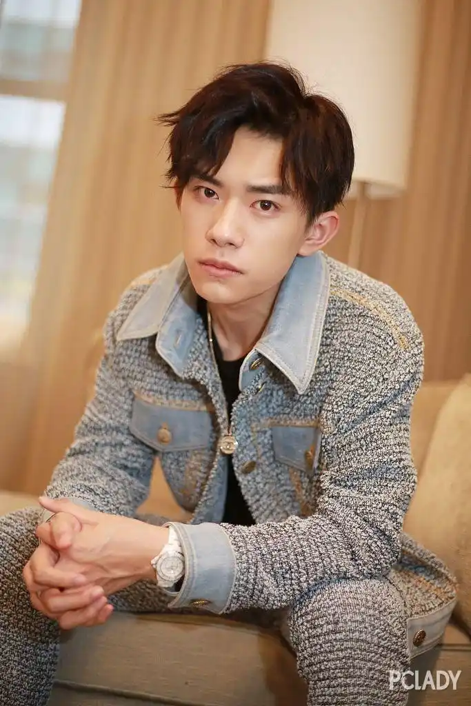 格莱美红毯丨易烊千玺清秀帅气抢镜音乐人的战场