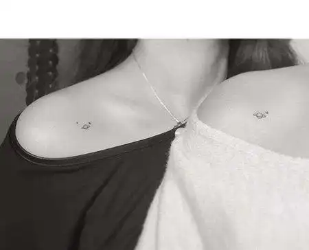 小清新锁骨星球纹身图案