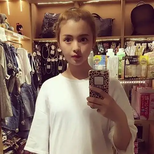 杨超越旧照曝光,网友:不喜欢她的性格,可是出于颜值又好纠结