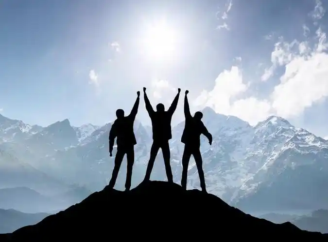 山峰上的团队的身影