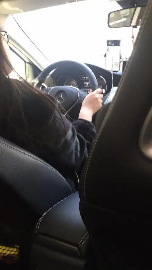 手机预约滴滴车意外搭上了豪车,坐着都生怕要被临时加价了