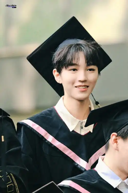 王俊凯超话#王俊凯拍毕业照#就是爱你从校服到学士服陪一个小男孩告别