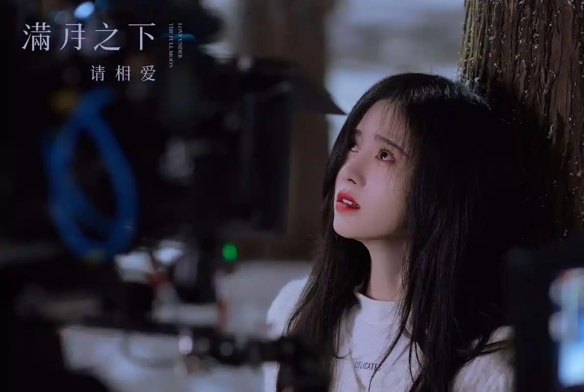 鞠婧祎壁纸少女眼中似有星辰橘子眼中皆是她