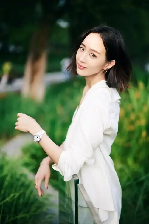 张钧甯也不好好穿衣,斜穿衬衫故意露肩带,阿姨的年纪女友的身材