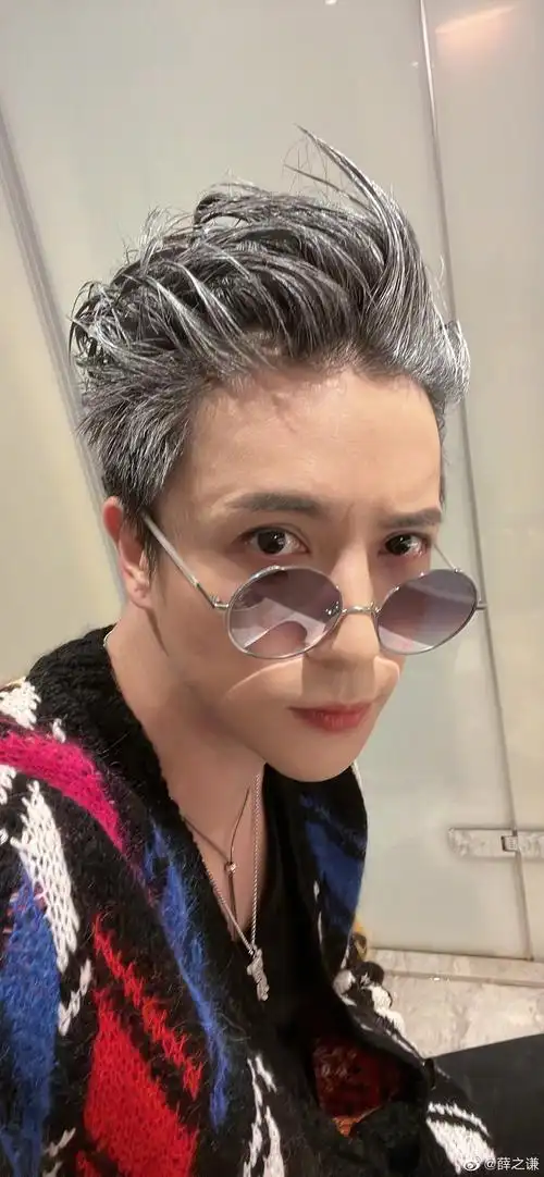 薛之谦发博晒自拍表示自己还没放假