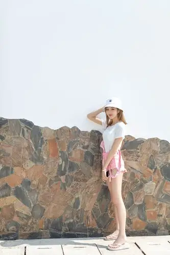 非常秀气清甜的一个妹子,颜值与气质兼具,她是美琪女神