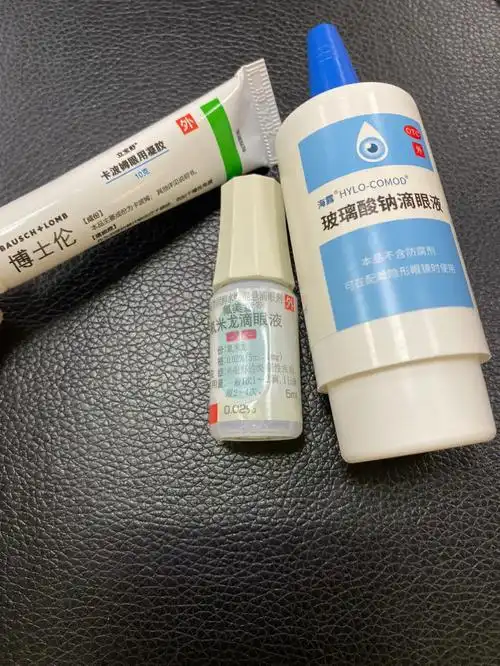 血丝多,看电子产品久了眼睛酸酸胀胀的,而且眼睛往上看的时候眼眶也有