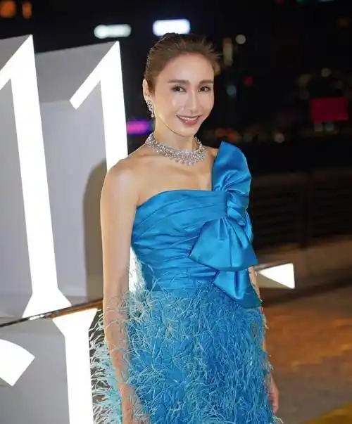 当51岁黎姿遇上50岁郑秀文,一个优雅一个飒爽,女神同框引回忆杀_活动