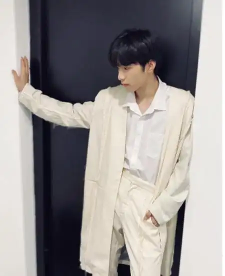 刘耀文的漫画身材真服了,187身高穿白色套装,活脱一个白马王子