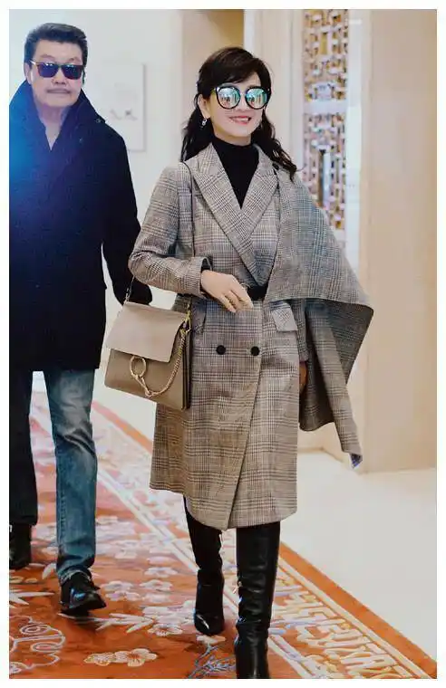 原创赵雅芝将头发扎起穿连帽卫衣搭运动裤脚踏银色靴子颇为时尚