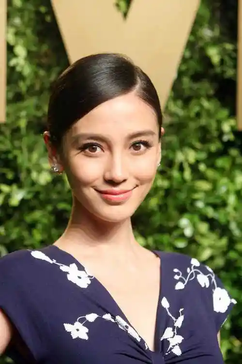 原创angelababy杨颖美炸了穿镂空连衣裙亮相身材不算丰满但很纤细