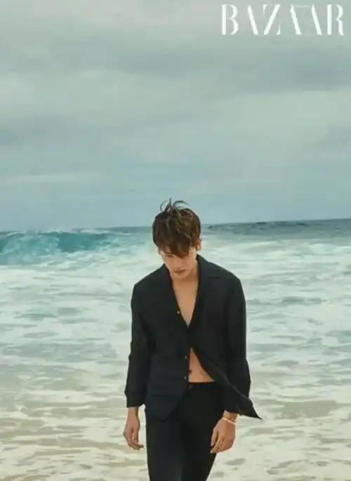 《大力女都奉顺》朴炯植拍海边大片 露腹肌成行走的荷尔蒙【组图】