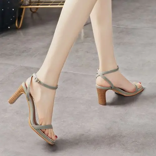 性感露趾一字扣带凉鞋女2020夏季新款木纹粗跟高跟鞋舒适7cm镂空