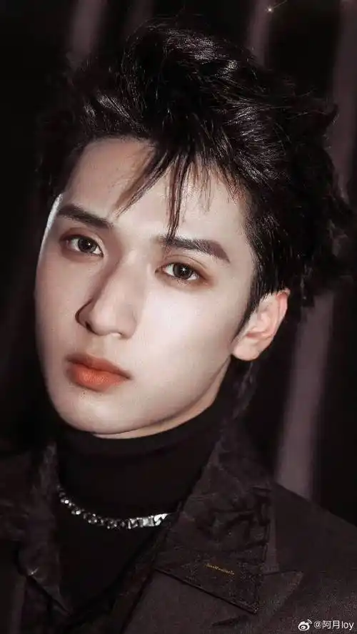 鼻子决定了颜值的上限#鼻骨微凸起 流畅海鸥线严浩翔本身就是颜值