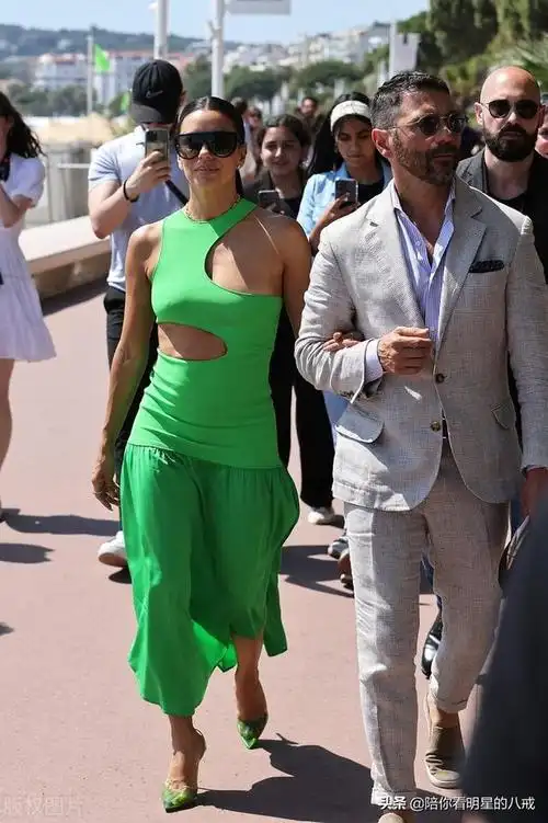 街拍伊娃朗格利亚绿色挖空裙搭高跟鞋轻松惬意