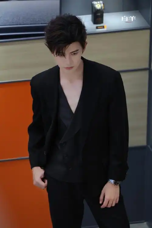 任嘉伦穿深v扯西装##任嘉伦穿深v了