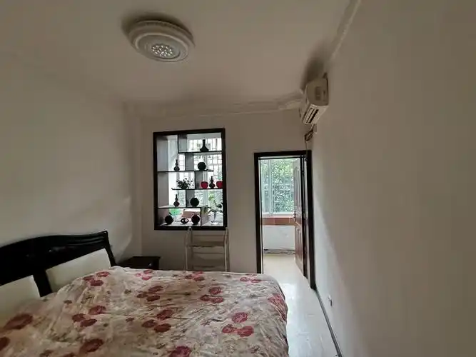 4室2厅2卫 楼       层:  2/6f 房屋类型:  东西朝向  精装修   普