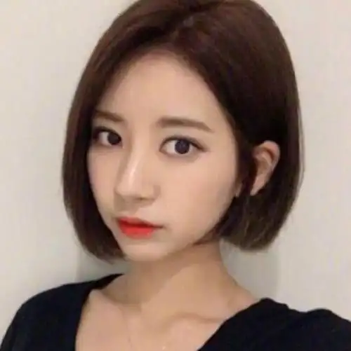 中分直短发女生发型中分直短发是你的菜吗?_飘逸直发_女生发型大全