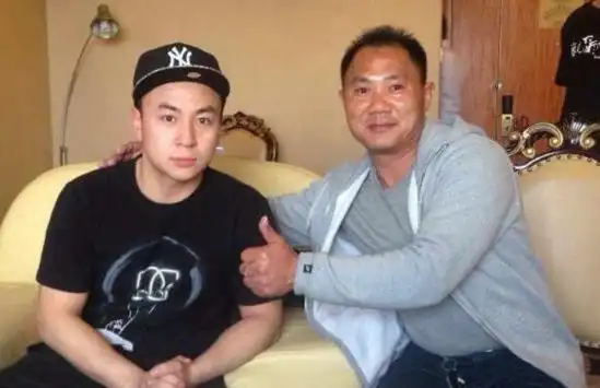 67释小龙与何洁近况(32岁的释小龙童星出道被父亲坑)