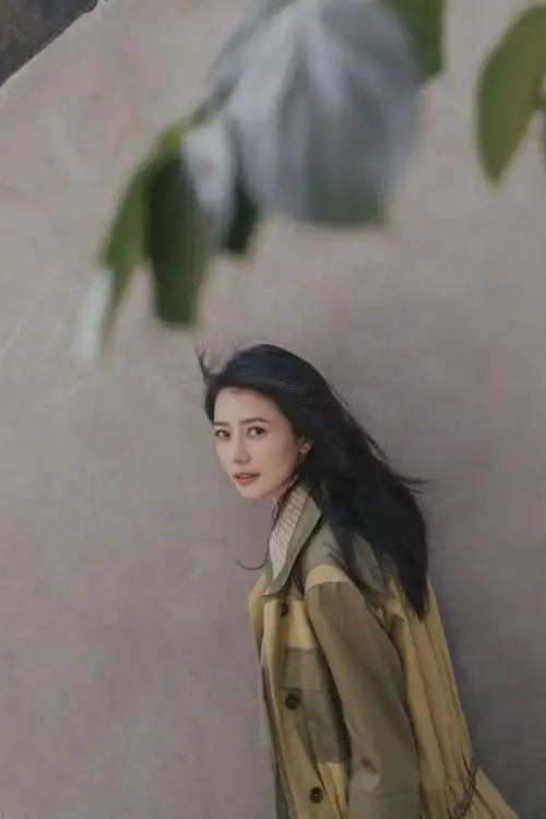 高圆圆秋装上阵,直筒牛仔裤显眼,这是高低腰穿了两条吗?