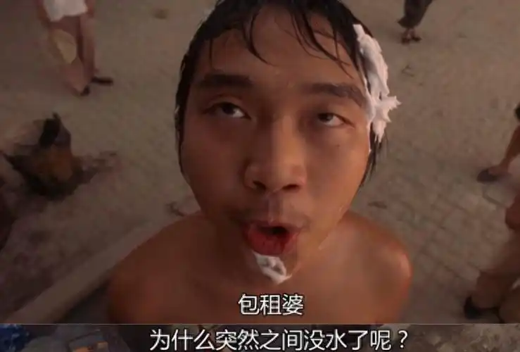 让"酱爆"这个总是露着一半屁股的男人,爆红全国,片约不断.