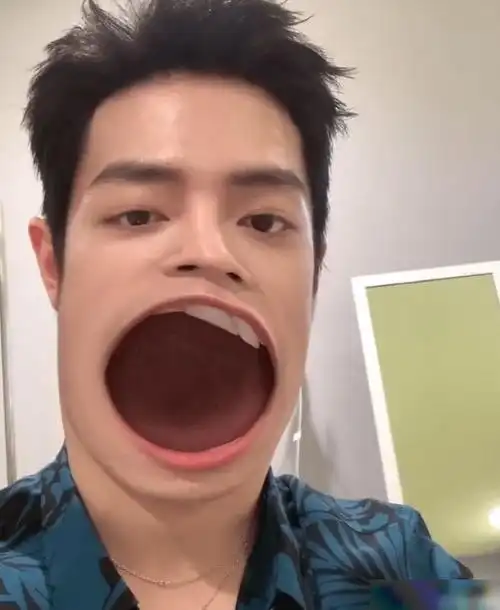 肖战候场无聊玩自拍,开特效做搞怪表情,我却在关注他的肌肤