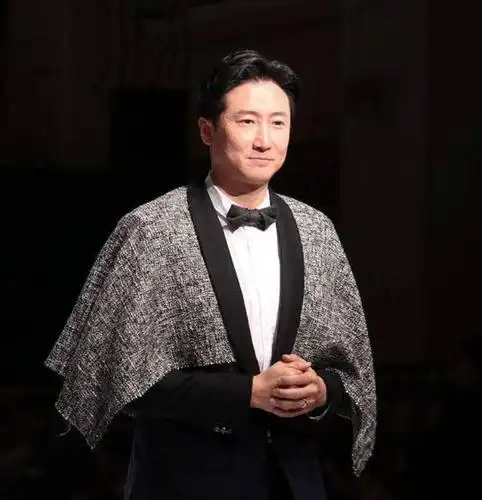 洪天明携妻儿上综艺节目,大男子主义言论引争议,戚薇当场怒怼