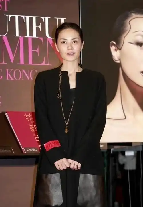 王菲瘦太狠了,穿一身黑面如菜色老态明显,泪沟抢镜|妆容|发型|穿搭|记