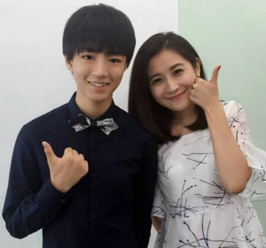 有一种手叫王俊凯"绅士手",和谁合照都特别客气,见她就不安分