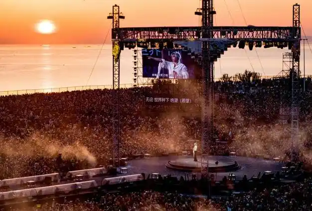 对于在烟台海上伴着日出听演唱会的体验,歌迷们赞不绝口.