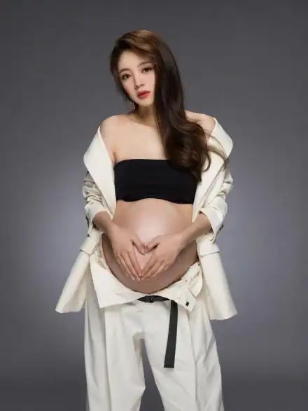 40岁安以轩二胎孕照曝光穿黑色透视裙放得开孕期腰臀比仍出众