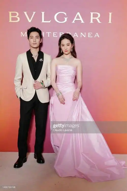 刘亦菲杨洋活动同框生图