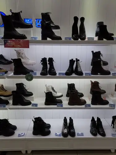 空缺品类周二引进,结合新品到货,对于商品陈列进行调整对于马丁靴商品