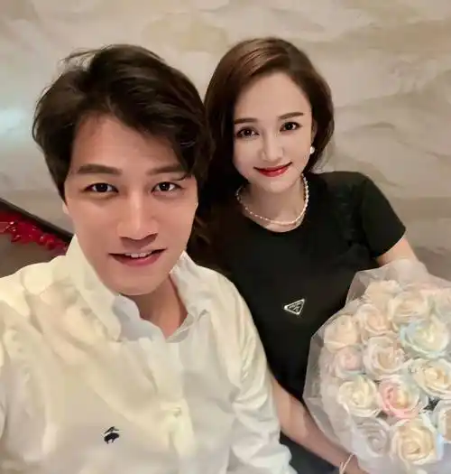 陈乔恩与老公合体参加萧敬腾婚礼!比心撒糖,穿宽松粉裙孕相十足