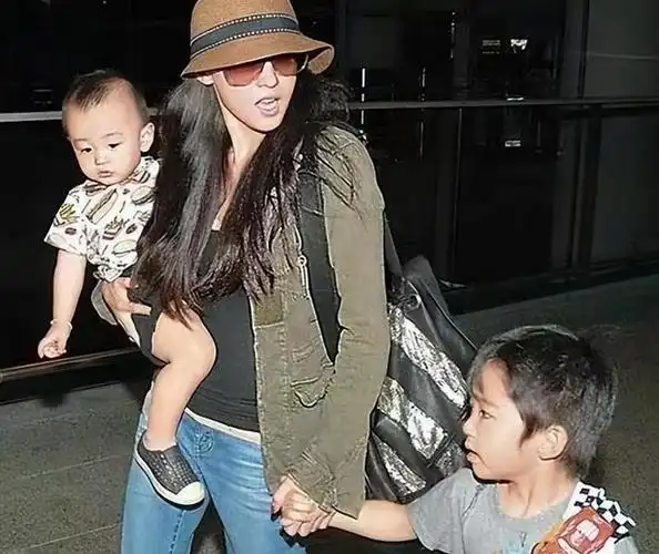 张柏芝被谢霆锋抛弃后如今42岁不敢老去还要照顾3个儿子