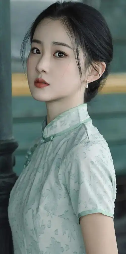 明星写真:邵羽柒天青色旗袍民国风大片,清新温婉俏丽多姿