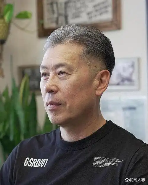 如果没有出现头发稀疏,秃头情况的六七十岁男人,平时也爱打理发型的话