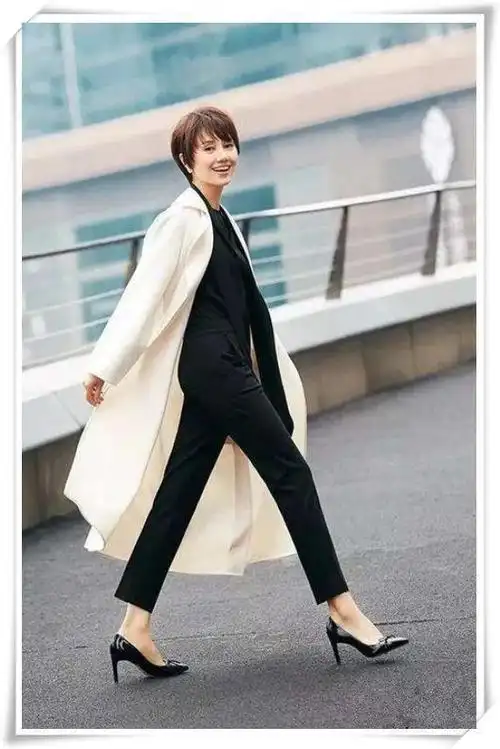 袁泉好气质真不是吹的毁人驴蹄鞋穿出高级感配吸烟裤又飒又美