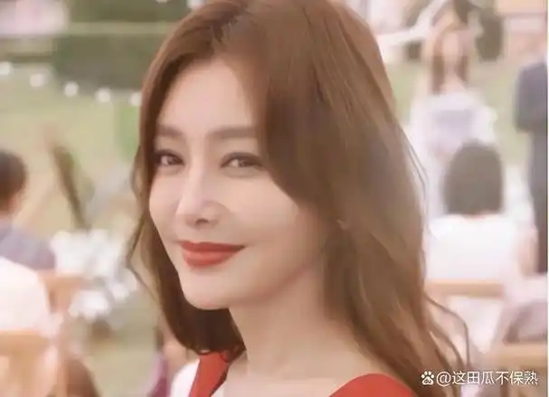 44岁还像小女生一样恋爱,秦岚的通透,是多少女人梦想的模样