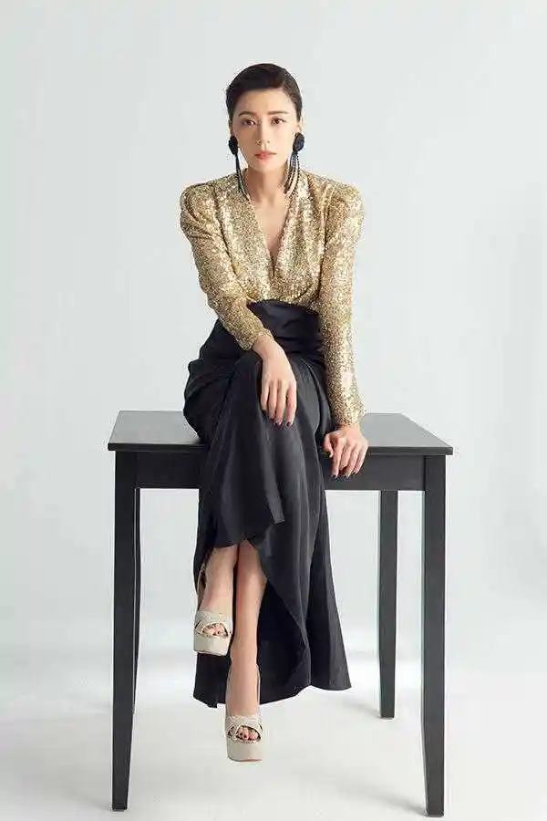 贾静雯为博眼球可真拼穿玫粉色西服套装知性干练竟一点不土气