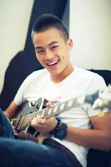 热血男儿欧豪《假动作》唱出刚韧深情(图)